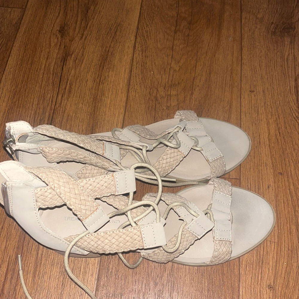 Treasure Bing size 8 tan sandals